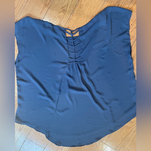 Torrid Women’s Shirt Short Sleeve Grey Cut Out Back Detail - Picture 3 of 3